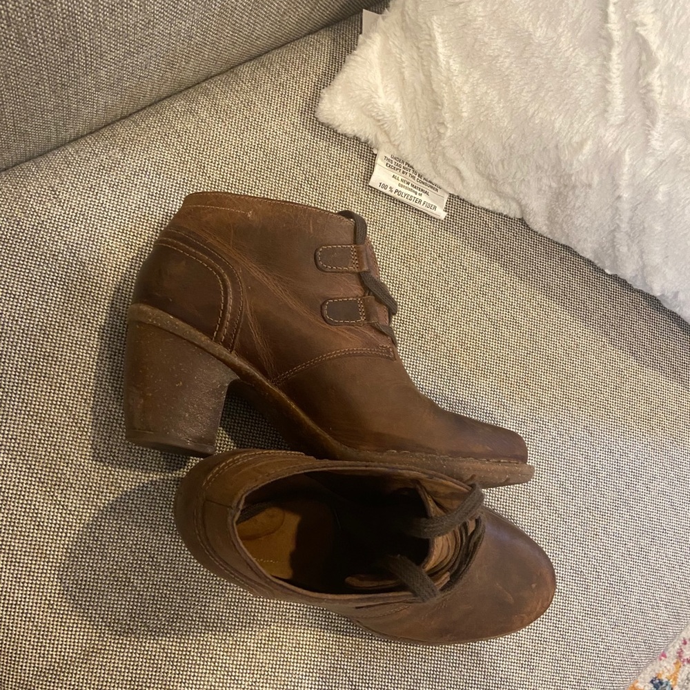 Clark’s brown leather lace up boots with heels 9.5